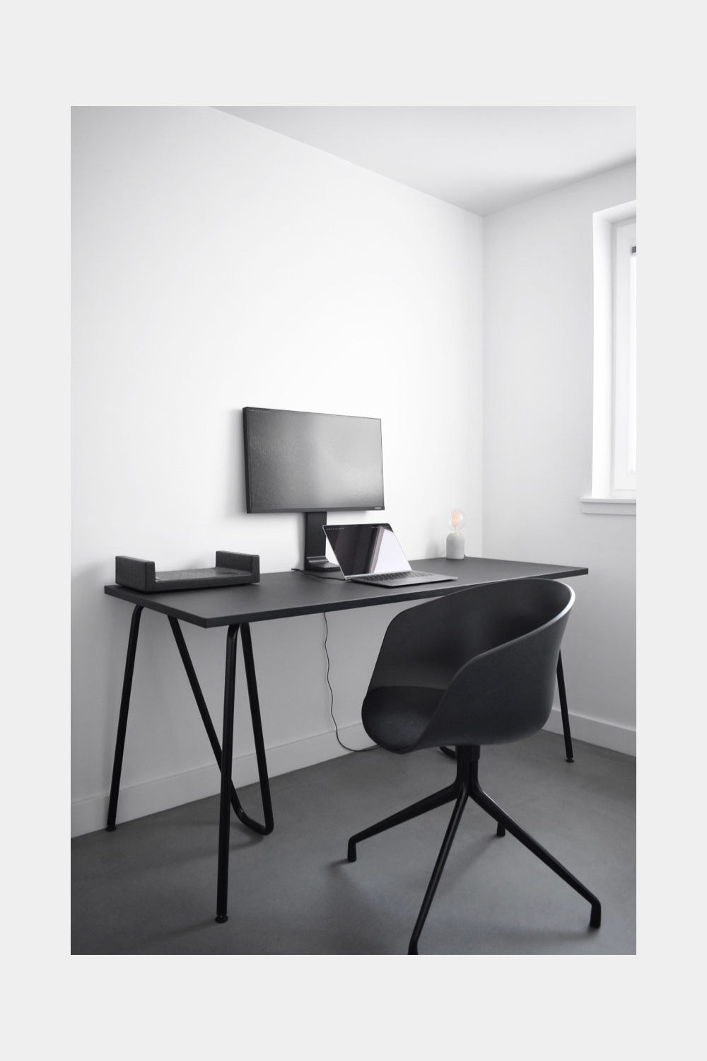 Minimal Workspace Setup by Carl Barenbrug